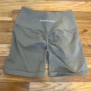 Alphalete amplify 4.5” short chai